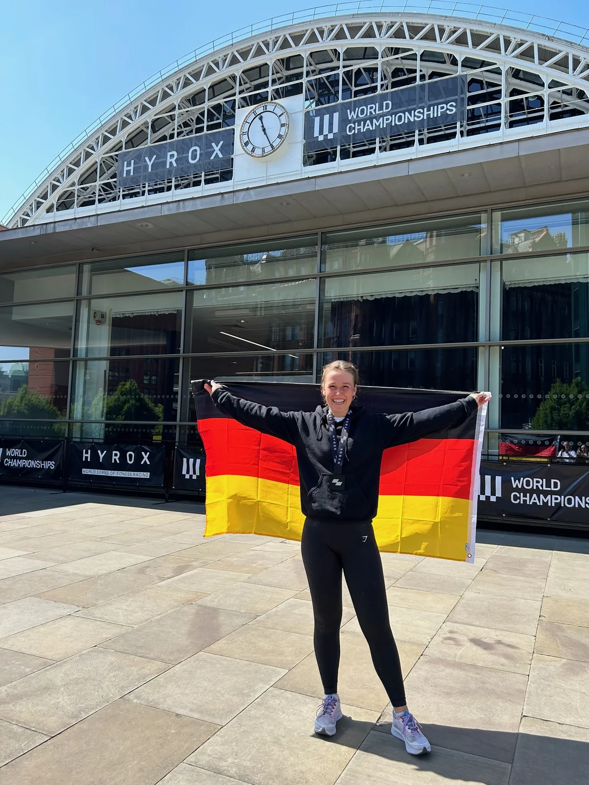 Jana Schlemm vor den HYROX World Championships mit Deutschland-Flagge